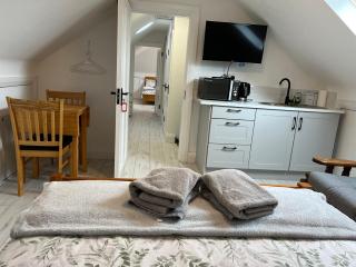 V93C9R0 Stone View Wonderful spacious two bed attic rooms private entrance private bathroom with kitchenette - - 0