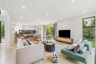 Family Spacious Takapuna Home Parking Netflix - 4
