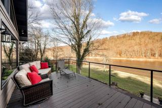Riverside Luxury: Fully Equipped Cabin with Outstanding Views in Emlenton, PA - 4