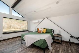 Riverside Luxury: Fully Equipped Cabin with Outstanding Views in Emlenton, PA - 7