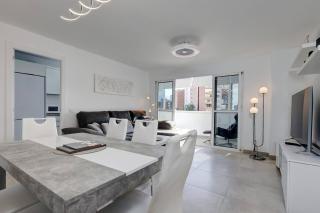 019 Stylish 3 Bed Ibensa Square Apt, near Beach & Bars - 6
