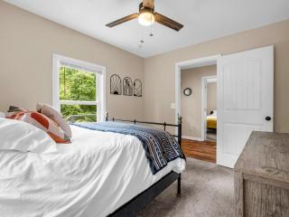 Cozy Family Vacation Cottage Lake Lure - Lake Lure - 3