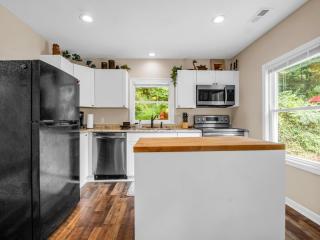 Cozy Family Vacation Cottage Lake Lure - Lake Lure - 1