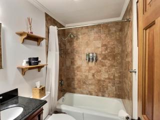 CozyDen - AC, Grill, Bike to Mountain, Porch! - Killington - 3