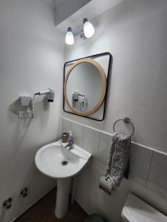 Céntrico y cómodo departamento - 9