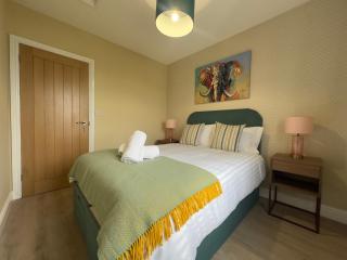 House Sleeps 10-Garden-Parking-Near Barry Island - Flemingston - 1