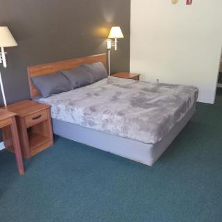 King Bed Hotel Studio 104 - Livingston - 9