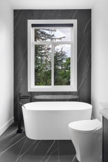 Stylish Retreat in Agassiz with Scenic Views - 3