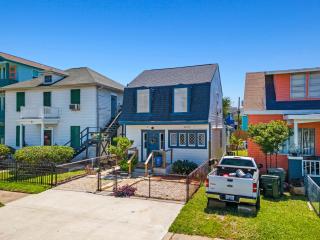3BD Retreat - Firepit & Games - Near Beach - Galveston - 1