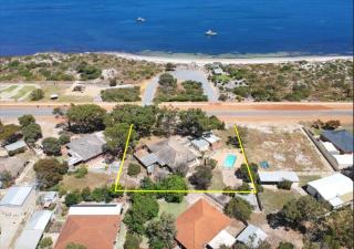 Summerland Beachfront Retreat Dogs welcome - Leeman - 2