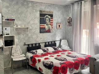 Marilyn House - 0