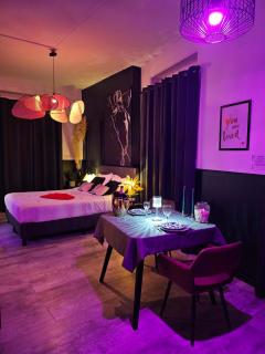 Suite Passion - Jacuzzi privé - Table massage - Saint-Étienne - 2