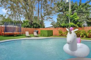 Paradise Villa with Pool, BBQ, Kids Games and Play Area - Hollywood - 0