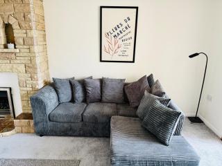 Sleek 4BR Home - Lace Market, Uni, QMC, City Centre & M1 - Sleeps 8 - Nottingham - 8
