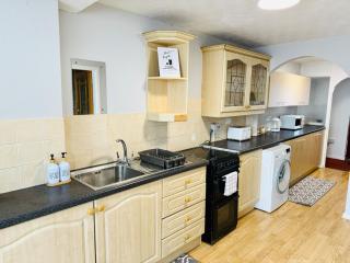 Stylish 4BR Home - Near Wollaton Park, Uni, QMC, City Centre & M1 - Sleeps 8 - Nottingham - 9