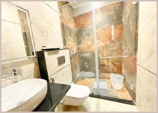 HOTEL MANTAVYA PREMIUM Near Kashi Vishwanath Temple - Lift and Parking Facilities - Air Conditioning Room - Top Rated Four Star Hotel - Varanasi - 7