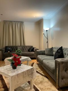 2 Bedroom Flat with 24 7 security and concierge - 2