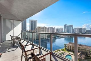 Coastal Luxe Residences - Premium Suites with Pool and Water Views - Hallandale Beach - 0