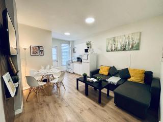 Sleek And Comfortable Space - Montreal - 8