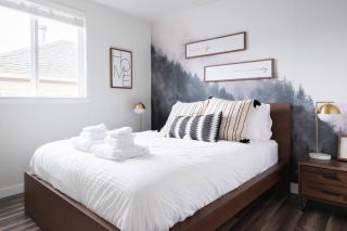 Stylish Modern Farmhouse wYard 10 mins from DT - 4