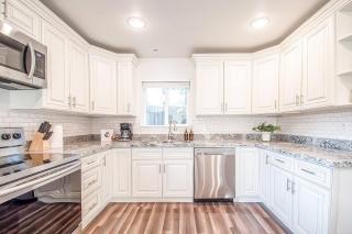 Stylish Modern Farmhouse wYard 10 mins from DT - 8