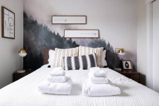 Stylish Modern Farmhouse wYard 10 mins from DT - 2