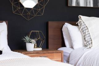 Stylish Modern Farmhouse wYard 10 mins from DT - 5