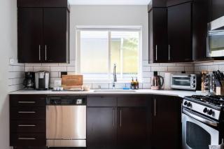 Stylish Urban Loft wFloating Stairs&Fireplace - 7