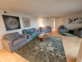 La Jolla Gem with Ocean View - 11 Beds, Hot Tub, Karaoke & Game Den - San Diego - 7