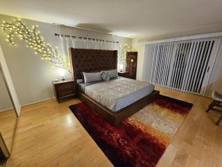 La Jolla Gem with Ocean View - 11 Beds, Hot Tub, Karaoke & Game Den - San Diego - 1