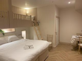 Walsh's Hotel and Apartments - 1