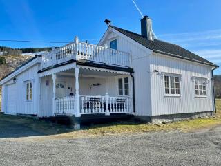 Marvelous farmhouse with WiFi in Troms, Northern Norway - - 0