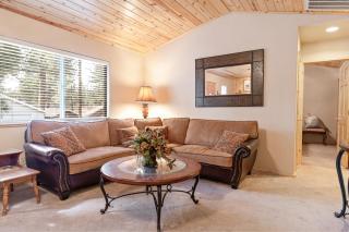 Cozy Cabin SmartTV Stocked Kitchen Fireplace - Big Bear City - 7