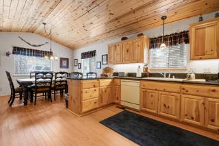 Cozy Cabin SmartTV Stocked Kitchen Fireplace - Big Bear City - 4