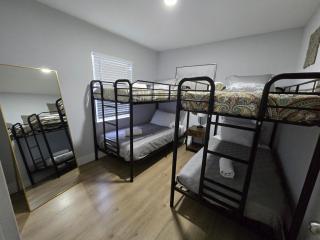 Urban Retreat with 8 Twin Beds - Miami - 7