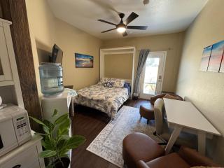 Modern Studio Apartment with Private Pool, Hot Tub and Cabana - Peoria - 3