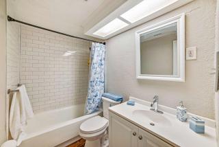 Chic 2BR Home with BBQ & Game Yard - Homosassa - 8