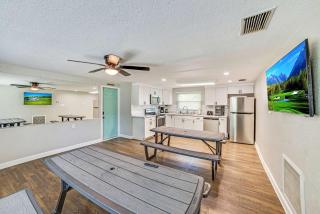 Chic 2BR Home with BBQ & Game Yard - Homosassa - 7
