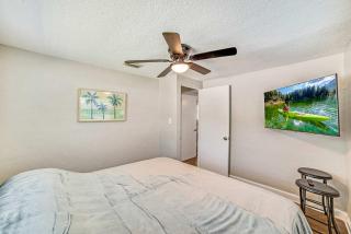 Chic 2BR Home with BBQ & Game Yard - Homosassa - 1
