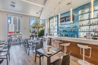 Coastal Luxe Residences - Premium Suites with Pool and Water Views - Hallandale Beach - 3