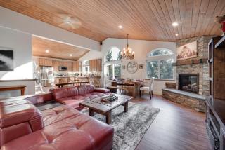 Near Downhill Ski Resort! Hot Tub Haven in Truckee - 6