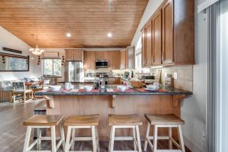 Near Downhill Ski Resort! Hot Tub Haven in Truckee - 3