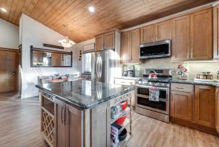 Near Downhill Ski Resort! Hot Tub Haven in Truckee - 1