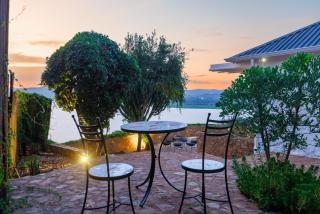 Enso Botanico Boutique Wellness Villa, with an outside wood-fire Hot Tub in Kosmos - 4