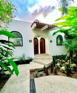 King Bed, Kitchen, Saltwater Pool, Fast Wifi, Air Conditioning - Flor at Casa Calavera - San Francisco - 1