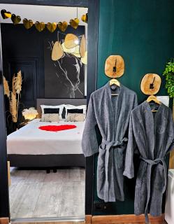 Suite Passion - Jacuzzi privé - Table massage - Saint-Étienne - 5