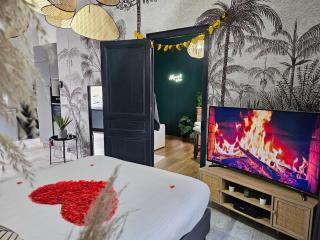 Suite Passion - Jacuzzi privé - Table massage - Saint-Étienne - 8