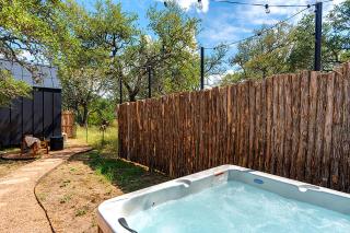 The Live Oak at Meridian Hot tub & Firepit - 9