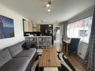 Serene Countryside Escape with Parking - Shirehampton - 5