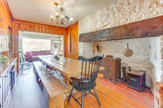 Pet Friendly Historic East Stroudsburg Manor - East Stroudsburg - 6